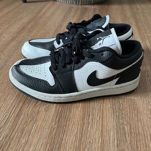 Air Jordan 1 Low SE 'Homage‘ Black and White Size 6.5 Women